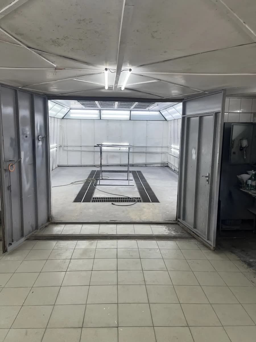 Покрасочная камера с открытыми воротами